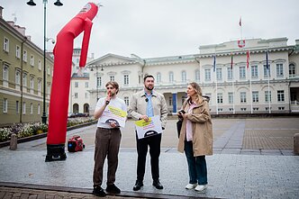 Около 20 человек протестовали у президентуры против кандидата на пост главы МВД Кателинаса Около 20 человек протестовали у президентуры против кандидата на пост главы МВД Кателинаса