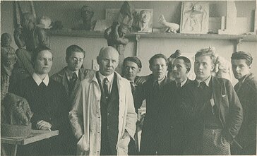 Juozas Zikaras su savo mokiniais Meno mokykloje, 1930 m. Juozas Zikaras su savo mokiniais Meno mokykloje, 1930 m.