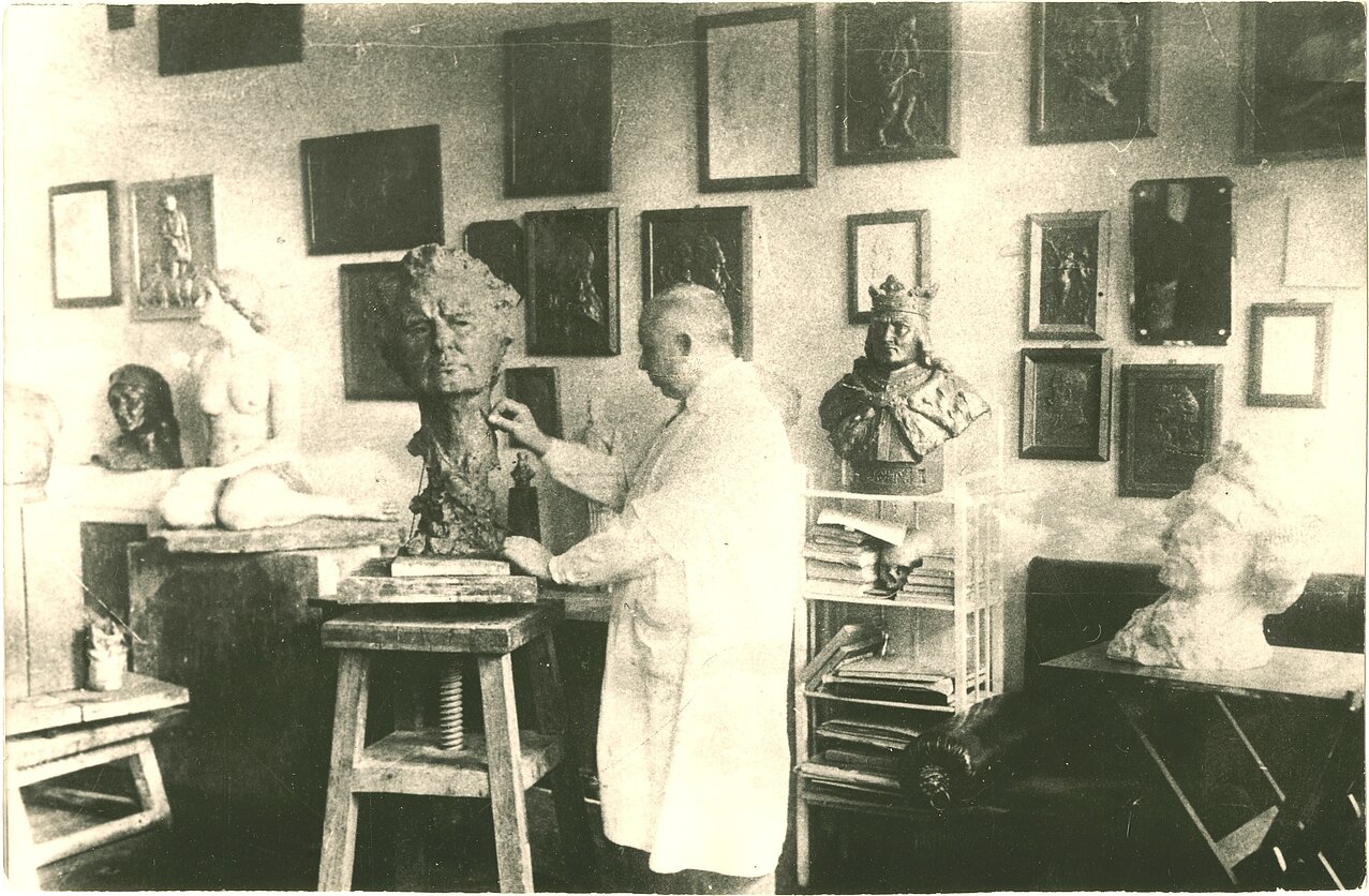 Juozas Zikaras lipdo Kipro Petrausko biustą, 1934–1936 m. Juozas Zikaras lipdo Kipro Petrausko biustą, 1934–1936 m.