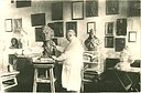 Juozas Zikaras lipdo Kipro Petrausko biustą, 1934–1936 m.