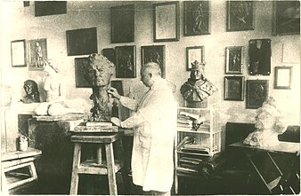 Juozas Zikaras lipdo Kipro Petrausko biustą, 1934–1936 m.