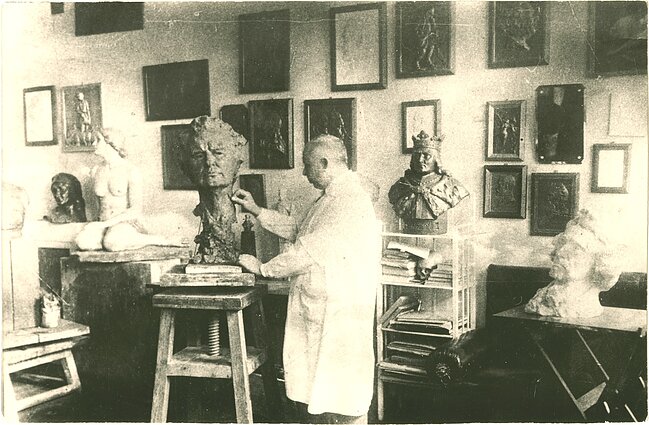 Juozas Zikaras lipdo Kipro Petrausko biustą, 1934–1936 m. Juozas Zikaras lipdo Kipro Petrausko biustą, 1934–1936 m.