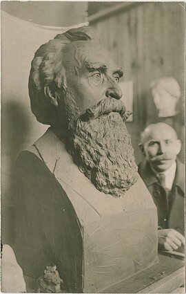 Juozas Zikaras prie Jono Basanavičiaus biusto Juozas Zikaras prie Jono Basanavičiaus biusto