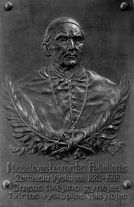 Memorialinė lenta su bareljefu Miečislovui-Leonardui Paliulioniui Memorialinė lenta su bareljefu Miečislovui-Leonardui Paliulioniui