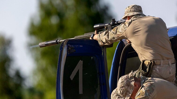 NATO šalių snaiperiai Lietuvoje varžosi dėl taikliausiojo titulo NATO šalių snaiperiai Lietuvoje varžosi dėl taikliausiojo titulo