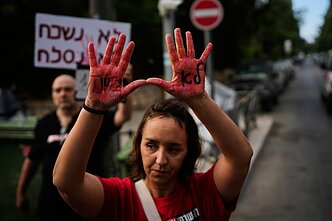Izraelis protestais ir gedulo akcijomis pažymi 1 000 dienų nuo „Hamas“ išpuolių 2023 m. spalį Izraelis protestais ir gedulo akcijomis pažymi 1 000 dienų nuo „Hamas“ išpuolių 2023 m. spalį