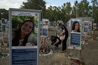 Izraelis protestais ir gedulo akcijomis pažymi 1 000 dienų nuo „Hamas“ išpuolių 2023 m. spalį Izraelis protestais ir gedulo akcijomis pažymi 1 000 dienų nuo „Hamas“ išpuolių 2023 m. spalį