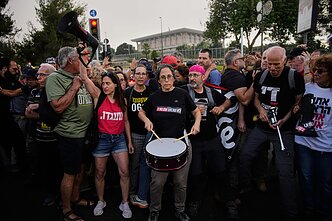 Izraelis protestais ir gedulo akcijomis pažymi 1 000 dienų nuo „Hamas“ išpuolių 2023 m. spalį Izraelis protestais ir gedulo akcijomis pažymi 1 000 dienų nuo „Hamas“ išpuolių 2023 m. spalį