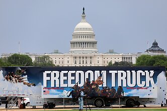 „Laisvės sunkvežimiai“ (angl. Freedom Trucks) – 18 ratų puspriekabės, veikiančios kaip „mobilūs muziejai“, kurie naudojami šią vasarą švenčiant JAV 250-metį „Laisvės sunkvežimiai“ (angl. Freedom Trucks) – 18 ratų puspriekabės, veikiančios kaip „mobilūs muziejai“, kurie naudojami šią vasarą švenčiant JAV 250-metį