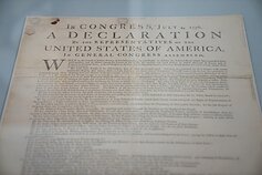 Nepriklausomybės deklaracijos plakato formato versija eksponuojama Nacionalinio archyvo parodoje, skirtoje JAV 250-mečiui paminėti. Nepriklausomybės deklaracijos plakato formato versija eksponuojama Nacionalinio archyvo parodoje, skirtoje JAV 250-mečiui paminėti.