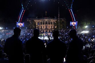 Sunkiasvorių imtynių tarpinio titulo kova „UFC Freedom 250“ renginyje Baltųjų rūmų pietinėje vejoje, pirmadienį, 2026 m. birželio 15 d., Vašingtone. Sunkiasvorių imtynių tarpinio titulo kova „UFC Freedom 250“ renginyje Baltųjų rūmų pietinėje vejoje, pirmadienį, 2026 m. birželio 15 d., Vašingtone.