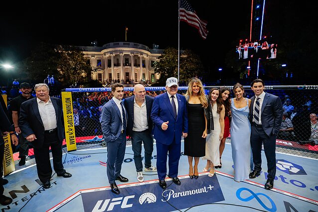 Prezidentas Donaldas Trumpas, pirmoji ponia Melanija Trump, UFC prezidentas ir generalinis direktorius Dana White'as bei kiti svečiai pozuoja oktagone po „UFC Freedom 250“ renginio Baltųjų rūmų pietinėje vejoje, pirmadienį, 2026 m. birželio 15 d., Vašingtone. Prezidentas Donaldas Trumpas, pirmoji ponia Melanija Trump, UFC prezidentas ir generalinis direktorius Dana White'as bei kiti svečiai pozuoja oktagone po „UFC Freedom 250“ renginio Baltųjų rūmų pietinėje vejoje, pirmadienį, 2026 m. birželio 15 d., Vašingtone.