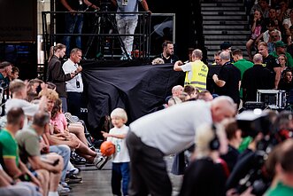 Lietuvos krepšinio rinktinės sirgaliui suteikiama medicininė pagalba