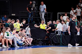 Lietuvos krepšinio rinktinės sirgaliui suteikiama medicininė pagalba Lietuvos krepšinio rinktinės sirgaliui suteikiama medicininė pagalba