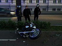 Vilniuje motociklas rėžėsi į stulpą Vilniuje motociklas rėžėsi į stulpą
