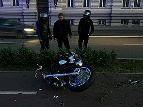 Vilniuje motociklas rėžėsi į stulpą Vilniuje motociklas rėžėsi į stulpą