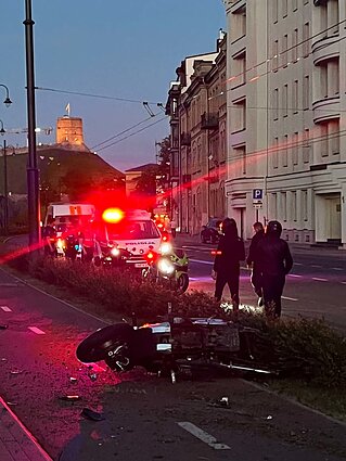 Vilniuje motociklas rėžėsi į stulpą Vilniuje motociklas rėžėsi į stulpą