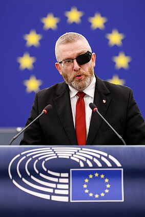 „Lenkijos karūnos konfederacijos“ vadovas Grzegorzas Braunas „Lenkijos karūnos konfederacijos“ vadovas Grzegorzas Braunas