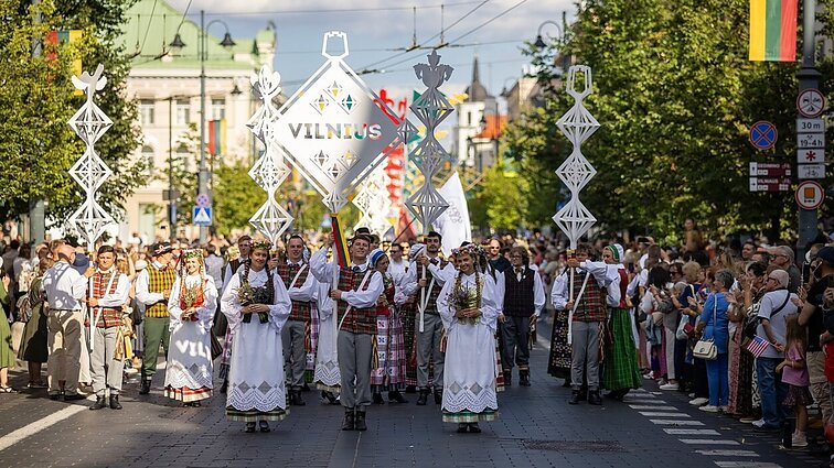 Sostinėje prasideda Moksleivių dainų šventė: pirmasis akcentas – visų dalyvių eisena