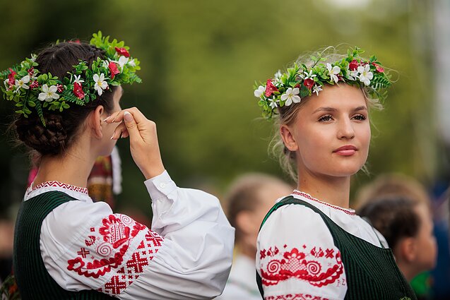 Katedros aikštėje – energingas orkestrų koncertas: prasidėjo Moksleivių dainų šventė 