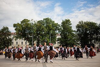 Katedros aikštėje – energingas orkestrų koncertas: prasidėjo Moksleivių dainų šventė Katedros aikštėje – energingas orkestrų koncertas: prasidėjo Moksleivių dainų šventė