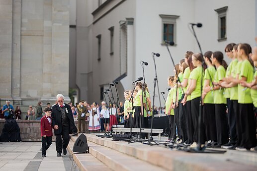 Katedros aikštėje – energingas orkestrų koncertas: prasidėjo Moksleivių dainų šventė