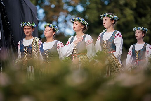 Katedros aikštėje – energingas orkestrų koncertas: prasidėjo Moksleivių dainų šventė