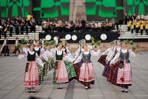 Katedros aikštėje – energingas orkestrų koncertas: prasidėjo Moksleivių dainų šventė