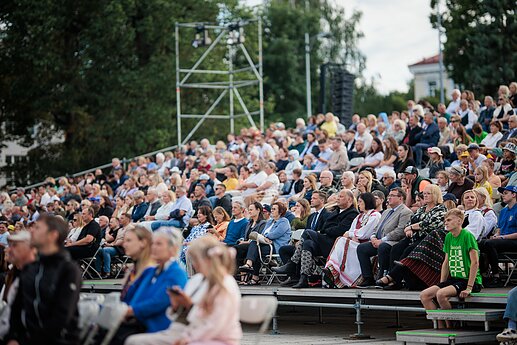 Katedros aikštėje – energingas orkestrų koncertas: prasidėjo Moksleivių dainų šventė