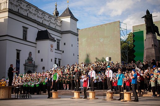 Katedros aikštėje – energingas orkestrų koncertas: prasidėjo Moksleivių dainų šventė