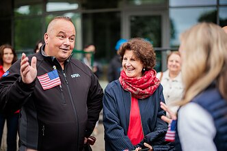 Ant Vilniaus televizijos bokšto iškeliama JAV vėliava