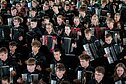 Nors akordeonu dažniausiai grojama solo, koncertas „Kelionė laiku“ sujungė kelis šimtus jaunųjų muzikantų.