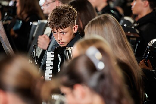 Nors akordeonu dažniausiai grojama solo, koncertas „Kelionė laiku“ sujungė kelis šimtus jaunųjų muzikantų.