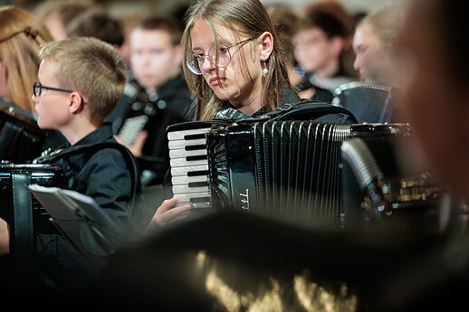 Nors akordeonu dažniausiai grojama solo, koncertas „Kelionė laiku“ sujungė kelis šimtus jaunųjų muzikantų.