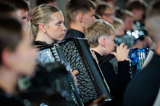 Nors akordeonu dažniausiai grojama solo, koncertas „Kelionė laiku“ sujungė kelis šimtus jaunųjų muzikantų.