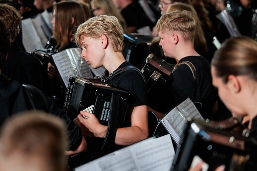 Nors akordeonu dažniausiai grojama solo, koncertas „Kelionė laiku“ sujungė kelis šimtus jaunųjų muzikantų.