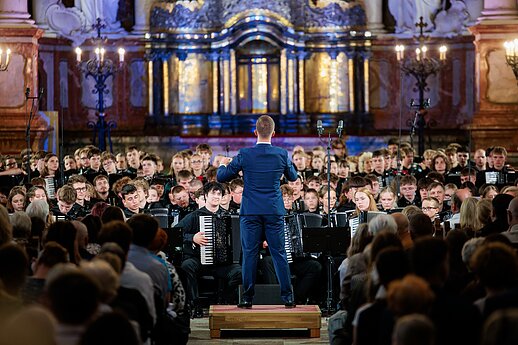 Nors akordeonu dažniausiai grojama solo, koncertas „Kelionė laiku“ sujungė kelis šimtus jaunųjų muzikantų.