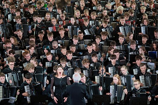 Nors akordeonu dažniausiai grojama solo, koncertas „Kelionė laiku“ sujungė kelis šimtus jaunųjų muzikantų.