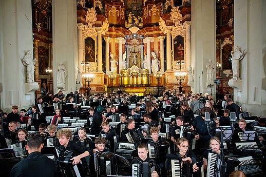Nors akordeonu dažniausiai grojama solo, koncertas „Kelionė laiku“ sujungė kelis šimtus jaunųjų muzikantų.