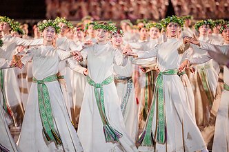 Ansamblių vakare „Metų ritmu“ susibūrė daugiau nei 4 tūkstančiai dalyvių ir susipynė gražiausios Moksleivių dainų šventės tradicijos. Ansamblių vakare „Metų ritmu“ susibūrė daugiau nei 4 tūkstančiai dalyvių ir susipynė gražiausios Moksleivių dainų šventės tradicijos.