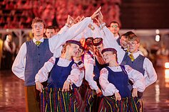 Ansamblių vakare „Metų ritmu“ susibūrė daugiau nei 4 tūkstančiai dalyvių ir susipynė gražiausios Moksleivių dainų šventės tradicijos. Ansamblių vakare „Metų ritmu“ susibūrė daugiau nei 4 tūkstančiai dalyvių ir susipynė gražiausios Moksleivių dainų šventės tradicijos.