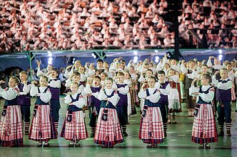 Ansamblių vakare „Metų ritmu“ susibūrė daugiau nei 4 tūkstančiai dalyvių ir susipynė gražiausios Moksleivių dainų šventės tradicijos. Ansamblių vakare „Metų ritmu“ susibūrė daugiau nei 4 tūkstančiai dalyvių ir susipynė gražiausios Moksleivių dainų šventės tradicijos.