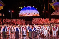 Ansamblių vakare „Metų ritmu“ susibūrė daugiau nei 4 tūkstančiai dalyvių ir susipynė gražiausios Moksleivių dainų šventės tradicijos. Ansamblių vakare „Metų ritmu“ susibūrė daugiau nei 4 tūkstančiai dalyvių ir susipynė gražiausios Moksleivių dainų šventės tradicijos.