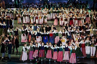 Ansamblių vakare „Metų ritmu“ susibūrė daugiau nei 4 tūkstančiai dalyvių ir susipynė gražiausios Moksleivių dainų šventės tradicijos. Ansamblių vakare „Metų ritmu“ susibūrė daugiau nei 4 tūkstančiai dalyvių ir susipynė gražiausios Moksleivių dainų šventės tradicijos.