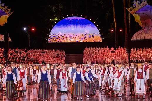 Ansamblių vakare „Metų ritmu“ susibūrė daugiau nei 4 tūkstančiai dalyvių ir susipynė gražiausios Moksleivių dainų šventės tradicijos.