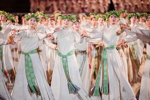 Ansamblių vakare „Metų ritmu“ susibūrė daugiau nei 4 tūkstančiai dalyvių ir susipynė gražiausios Moksleivių dainų šventės tradicijos.