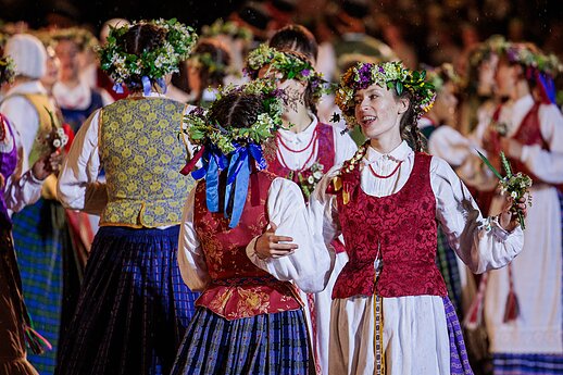 Ansamblių vakare „Metų ritmu“ susibūrė daugiau nei 4 tūkstančiai dalyvių ir susipynė gražiausios Moksleivių dainų šventės tradicijos.