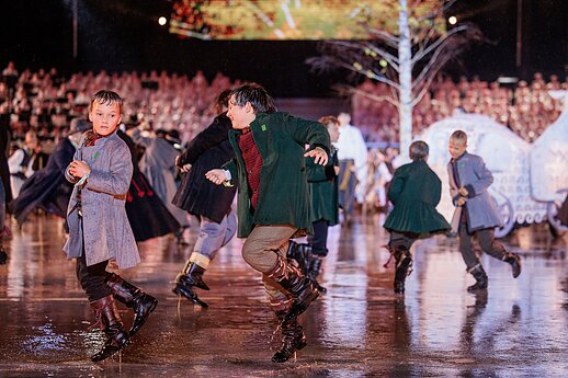 Ansamblių vakare „Metų ritmu“ susibūrė daugiau nei 4 tūkstančiai dalyvių ir susipynė gražiausios Moksleivių dainų šventės tradicijos.