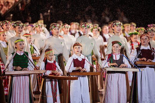 Ansamblių vakare „Metų ritmu“ susibūrė daugiau nei 4 tūkstančiai dalyvių ir susipynė gražiausios Moksleivių dainų šventės tradicijos.