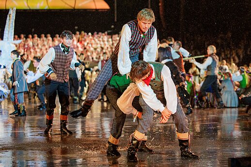 Ansamblių vakare „Metų ritmu“ susibūrė daugiau nei 4 tūkstančiai dalyvių ir susipynė gražiausios Moksleivių dainų šventės tradicijos.